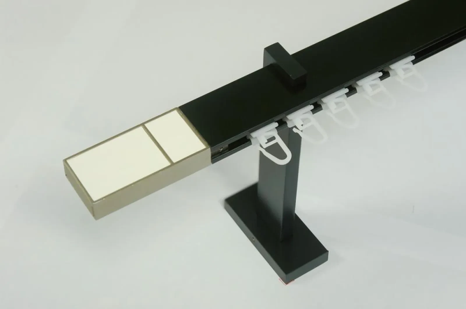 Garniža SQUARE LINE čierna 1dr. - kon. BOSS biela koža