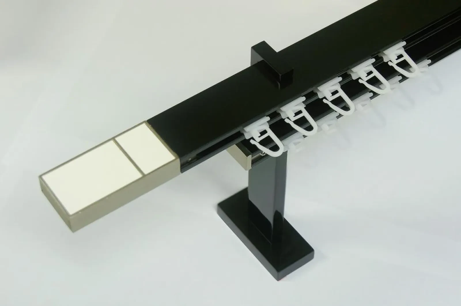 Garniža SQUARE LINE čierna 2dr. - kon. BOSS biela koža