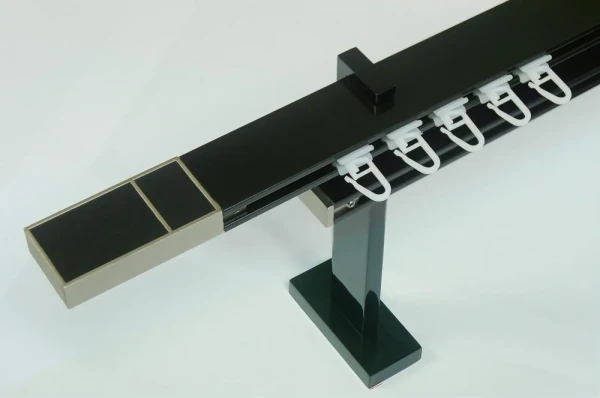 Garniža SQUARE LINE čierna 2dr. - kon. BOSS čierna koža