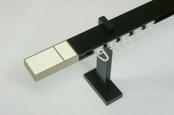 Garniža SQUARE LINE čierna 1dr. - kon. BOSS biela koža