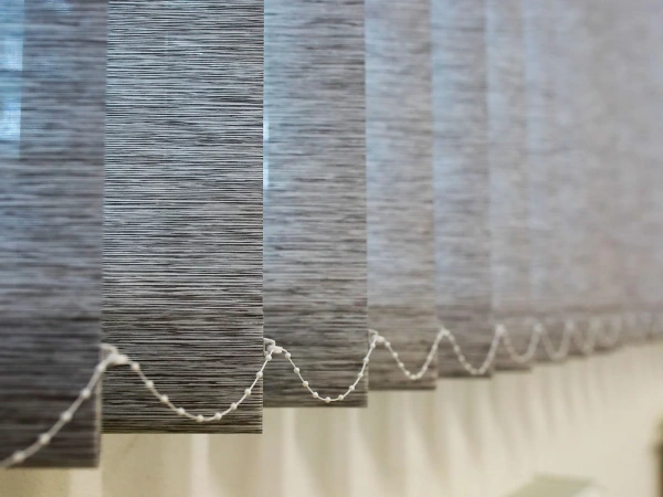 Dvojfarebné vertikálne žalúzie - látka JAMAJKA 5