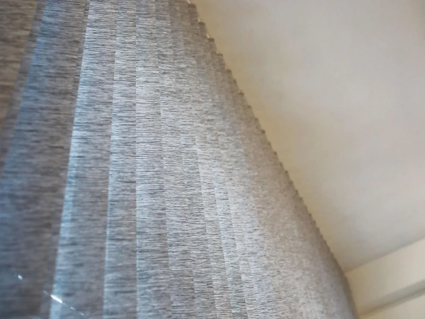 Dvojfarebné vertikálne žalúzie - látka CREPPE 4